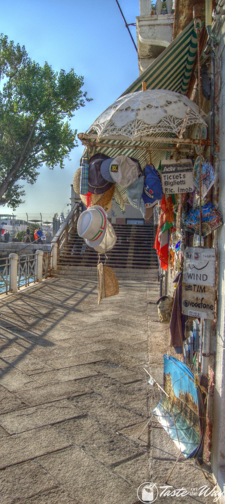 Check out these amazing pictures of souvenir shops in #Venice #travel #photography #hdr