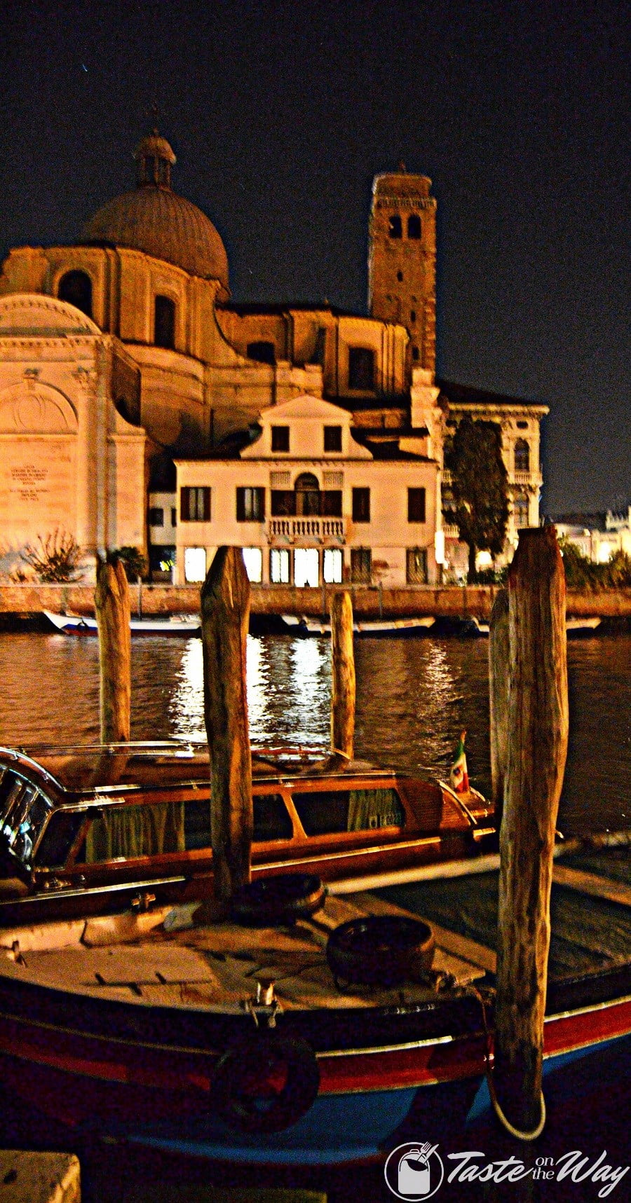 One of the top 10 fun #ThingsToDo in #Venice, #Italy is to discover the night life. Check out for more! #travel #photography @tasteontheway