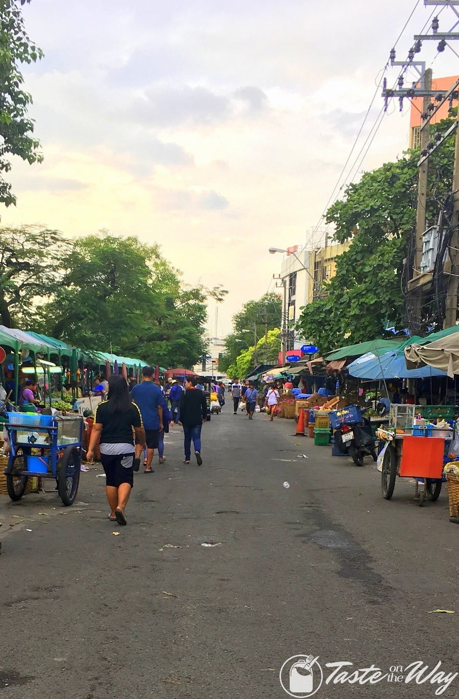 Top 10 Best Things to Do in Bangkok - Visiting a street market is just one of the top #thingstodo in #Bangkok, #Thailand. Check out for more! #travel #photography @tasteontheway
