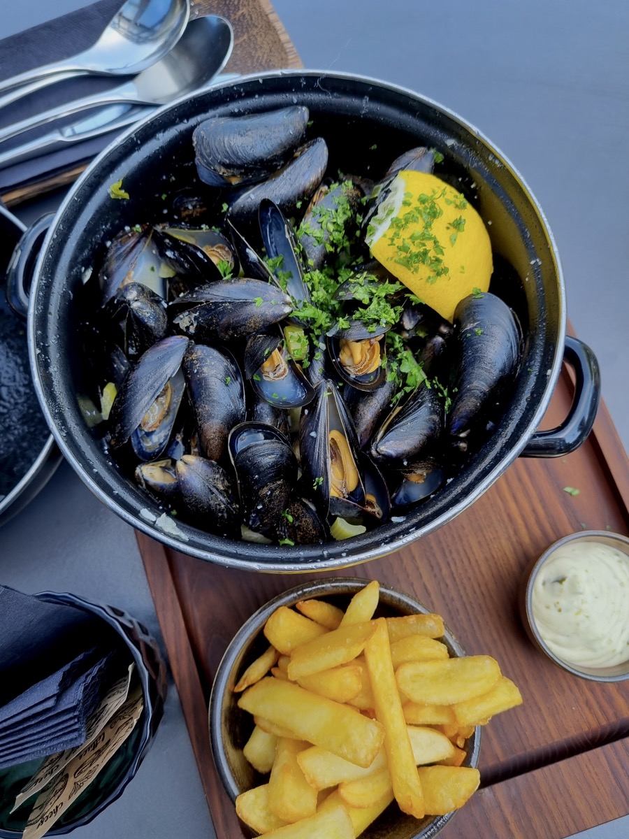 mussels with chips